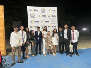🌍 Orgullo Lilegrista en el Modelo de Naciones Unidas Colegio La Salle

Con gran entusiasmo celebramos el cierre de la tercera edición del Modelo de Naciones Unidas del Colegio La Salle, donde nuestros talentosos delegados del Liceo León de Greiff brillaron con excelencia, compromiso y creatividad. Su participación fue motivo de orgullo para toda nuestra comunidad educativa.

🎖️ Reconocimientos obtenidos:

- Guadalupe Peñata: Mejor vestuario (SOCHUM) – Delegada revolucionaria
- Antonella Esquivia: Delegada más linda (ACNUR)
- Horacio Tejada: Delegado Revelación (Comité Olímpico)
- Carlos Álvarez: Mejor Delegado de la comisión (Comité Olímpico)
- Santiago Hernández: Delegado más lindo, Mejor pareja y Mención de honor (UNODC)
- Jesset Ruiz: Mejor discurso de apertura (Guerra Fría)
- Mariana Jaramillo: Mención de honor (Colombia Histórica)

👏 Felicitamos a cada uno por dejar en alto el nombre de nuestro Liceo, demostrando que el liderazgo, la empatía y el trabajo en equipo son pilares de nuestra formación. ¡Gracias por inspirarnos!