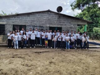 Nuestros estudiantes del grado 10° A y 10° Alfa demostraron su compromiso social y espíritu solidario al realizar la entrega de kits de higiene oral, como parte de su servicio social. Esta noble labor no solo beneficia a quienes los reciben, sino que también fortalece los valores de responsabilidad y empatía en nuestros jóvenes.

¡Gracias al peofesor Iván Jaimes y a la seño Fanny por ser guía y apoyo en este proceso! ¡Felicitaciones chicos, sigan brillando con acciones que transforman! 🌟👏