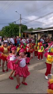 Pequeños pasos, grandes emociones. 
En el Desfile Semillero Cultural de San Pelayo, los estudiantes de primero y segundo de primaria se robaron las miradas y los aplausos con su danza llena de color, alegría y tradición. 
Cada movimiento fue una celebración de nuestras raíces, una muestra del talento que florece desde los primeros años. 
¡Gracias por representar con tanto orgullo el corazón Lilegrista!