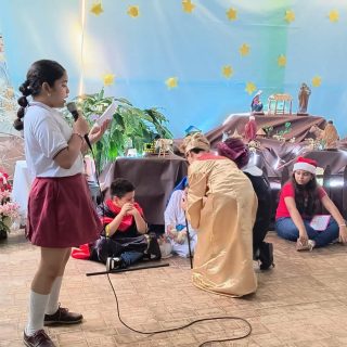 🎄✨ Quinto día de novena: una luz que nace desde el corazón infantil ✨🎄

El espíritu navideño brilló con fuerza en el Liceo León de Greiff gracias a la alegría, la ternura y la fe de nuestros estudiantes de grado quinto de primaria, quienes guiaron con entusiasmo el quinto día de la novena.

Con voces llenas de esperanza, oraciones sinceras y cantos que acariciaron el alma, los niños nos recordaron que el verdadero sentido de la Navidad florece en la sencillez, la unión y el amor compartido.
#novenanabideña #somoslilegre #liceoleóndegreiff2025