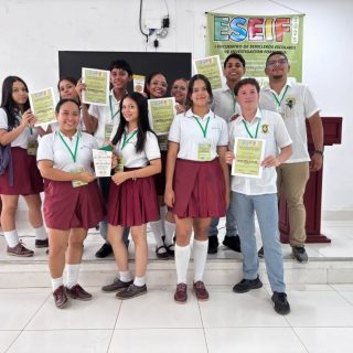 🔬🎓 Liceo León de Greiff brilla en el ESEIF 2025 🎓🔬 Durante el I Encuentro de Semilleros Escolares de Investigación Formativa – ESEIF 2025, realizado en la Institución Educativa San Francisco de Asís, los estudiantes del Liceo León de Greiff de Cereté destacaron con su proyecto “Conocimientos sobre adictivos químicos alimentarios presentes en los productos de la tienda escolar”, reconocido como el Mejor Proyecto de Investigación en Curso.

El evento reunió a más de 150 asistentes y 24 ponencias de instituciones educativas del departamento, consolidándose como un espacio de intercambio académico y creatividad juvenil. La participación del Liceo León de Greiff reafirma su compromiso con la investigación escolar y la formación de estudiantes críticos y transformadores. 

🎙️ El docente Samuel Humanez, líder del evento, resaltó:

“La investigación formativa y los semilleros de investigación no solo forman académicamente, también despiertan la capacidad de transformar el entorno desde el conocimiento y la creatividad.”

👏 ¡Felicitaciones por este logro que inspira a toda la comunidad educativa!
#investigación #educaciondecalidad #proyectosdeinvestigación #imnovacion #educacion