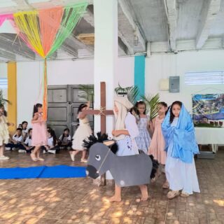 🌿 Cuaresma en el Liceo León de Greiff 🌿 
Nuestros estudiantes de primaria representaron con gran sensibilidad las Estaciones del Vía Crucis, recordando el camino de Jesús y compartiendo un mensaje de fe, reflexión y esperanza con toda la comunidad educativa. 

🙏 #somoslilegre #viacrusis #SemanaSanta #liceoleóndegreiff #semanamayor