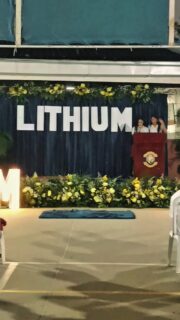 🌌 Una noche brillante para Lithium 🌌 

La promoción Lithium del grado 11 vivió una velada llena de emoción y esperanza, reafirmando sus sueños y metas con energía y determinación. 

¡Orgullo total de acompañarlos en este camino hacia el futuro! ✨ 

PromociónLithium #Grado11 #SueñosEnAlto #FuturoBrillante #LiceoLeónDeGreiff #somoslilegre