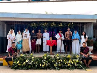🌿 Cuaresma en el Liceo León de Greiff 🌿 
Los jóvenes de bachillerato vivieron la Cuaresma con una profunda reflexión, dramatizando las Estaciones del Vía Crucis desde una mirada crítica y espiritual. Con compromiso y sensibilidad, compartieron con la comunidad educativa un mensaje de fe, esperanza y renovación.  #SemanaSanta #Grado11 #somoslilegre #liceoleondegreiff2026 #ceretecordoba