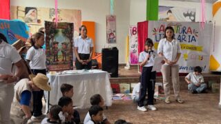 Con un ambiente lleno de entusiasmo y alegría, se llevó a cabo el lanzamiento del proyecto “Guardianes de la Lectura” y la apertura al Mes de la Niñez, en un evento organizado por los docentes del área de competencias comunicativas y por la Biblioteca de la Caja de Compensación de Córdoba Comfacor. La jornada estuvo llena de actividades emocionantes, como la entrega de insignias a los nuevos guardianes de la lectura, presentaciones musicales, lecturas guiadas y espectáculos de títeres que despertaron la curiosidad y la imaginación en los estudiantes.

Fue un día muy divertido donde los niños y niñas se sintieron como verdaderos protagonistas, rodeados de amigos, libros y diversión. Estos eventos buscan fomentar el amor por la lectura y crear espacios de crecimiento y esparcimiento para los más pequeños, contribuyendo así al desarrollo de una sociedad más culta y sensible.