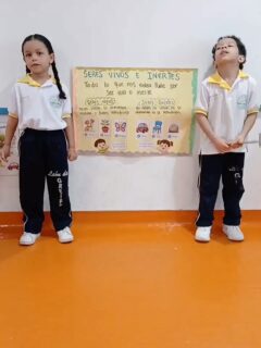 Los estudiantes del grado Transición realizaron una maravillosa exposición sobre los seres vivos y los seres inertes, en la que, organizados en equipos, fortalecieron sus conocimientos de una forma dinámica, participativa y significativa.
Con mucha creatividad elaboraron coloridas carteleras, demostraron espontaneidad al presentar sus temas y utilizaron ejemplos claros para explicar las características de los seres vivos y los seres no vivos. Además, enriquecieron la actividad con la presentación de animales vivos, como la perrita Lily y la tortuga Pikachu, permitiendo que sus compañeros observaran de manera cercana las características propias de los seres vivos.
También presentaron el ejemplo de una planta en su proceso de crecimiento, explicando que, al ser un ser vivo, necesita agua, luz solar, aire y nutrientes para crecer y desarrollarse, fortaleciendo así la comprensión de las necesidades básicas de los seres vivos. 
Felicitamos a nuestros pequeños por su entusiasmo, compromiso, creatividad y excelente trabajo en equipo, así como a sus docentes por seguir promoviendo experiencias de aprendizaje significativas que despiertan la curiosidad, fortalecen los conocimientos y fomentan el amor por el aprendizaje. 👏📚🌱💚 #somoslilegre #transicion #liceoleóndegreiff #préescolar