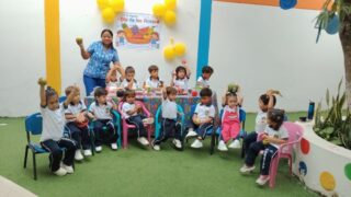 🍎🍌🍇 Día de la Fruta en Preescolar 🍊🍍🥭

El Liceo León de Greiff celebró con alegría el Día de la Fruta en preescolar, una jornada llena de colores, sabores y aprendizajes saludables. 🌈✨

Nuestros pequeños disfrutaron compartiendo y degustando diferentes frutas, fortaleciendo hábitos de alimentación sana y viviendo un espacio de integración y diversión. 💕👧👦#somoslilegre #diadelafruta #liceoleóndegreiff #préescolar