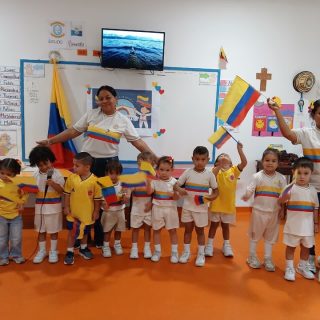 🇨🇴✨ Celebración del 7 de Agosto en Preescolar ✨🇨🇴

El Liceo León de Greiff celebró con entusiasmo el 7 de agosto, recordando la valentía de nuestros héroes en la Batalla de Boyacá. ⚔️🌟
Los niños del preescolar participaron en actividades lúdicas y creativas que sembraron el amor por la patria y el orgullo de ser colombianos. 💙💛❤️