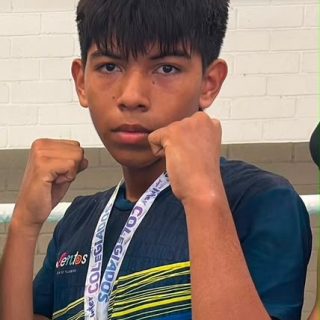 🥇🏆 Triunfos Lilegristas en los Juegos Intercolegiados – Fase Municipal 🏆🥇

El Liceo León de Greiff celebra con orgullo los logros alcanzados por nuestros estudiantes en la fase municipal de los Juegos Intercolegiados, realizada el 14 de agosto. 🌟

• 🥊 Boxeo: Medalla de oro para Camilo Carrillo (9.º A) en la categoría masculina de 57 kg.
• ⛸️ Patinaje: Luciana Martínez (9.º Alpha) brilló con 4 medallas: 1 de oro, 1 de plata y 2 de bronce.
• ♟️ Ajedrez: Jeseht Ruiz obtuvo medalla de plata.
• 🥋 Taekwondo: Luciana Sáenz conquistó medalla de plata en la categoría de menos de 47 kg.

👏 Felicitamos a todos nuestros estudiantes por su esfuerzo, disciplina y dedicación, que reflejan la excelente calidad educativa de nuestra institución y el compromiso con la formación integral. 💙💛❤️ #somoslilegre #juegosintercursos #liceoleóndegreiff #deportistas