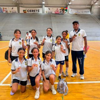 🏆💙 Orgullo Lilegrista en los Juegos Intercolegiados 💙🏆

El Liceo León de Greiff celebra con entusiasmo los logros deportivos alcanzados por nuestros estudiantes en diferentes disciplinas, demostrando talento, disciplina y compromiso. 🌟

• ⚽ Futsal prejuvenil femenino: 🥉 Medalla de bronce
• ⚽ Futsal masculino juvenil: 🥈 Medalla de plata
• 🏐 Voleibol juvenil femenino: 🥈 Medalla de plata
• ⚽ Futsal masculino prejuvenil: 🥈 Medalla de plata
• 🏐 Voleibol prejuvenil femenino: 🥇 Medalla de oro
• 🏀 Baloncesto 3x3 juvenil: 🥈 Medalla de plata

👏 Estos resultados reflejan el esfuerzo y la dedicación de nuestros estudiantes, quienes con pasión y entrega engrandecen el nombre de nuestra institución.

💙💛❤️ ¡Felicitaciones a todos los deportistas lilegristas, verdaderos ejemplos de compromiso y excelencia! #somoslilegre #deportistas #liceoleóndegreiff #orgullolilegrista #ceretecordoba
