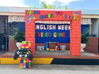 En el marco de la Semana del Inglés, nuestros estudiantes disfrutan de una jornada excelente y provechosa, en la cual exploran temas de su preferencia a través de la emocionante temática de los videojuegos. Esta celebración fortalece sus habilidades comunicativas en inglés mientras fomenta la creatividad, el trabajo en equipo y la motivación por aprender de manera divertida. Padres de familia y miembros de la comunidad educativa pueden observar cómo el aprendizaje se convierte en una experiencia significativa cuando se conecta con los intereses de los niños y jóvenes, generando entusiasmo y compromiso en cada actividad. #somoslilegre #liceoleóndegreiff #semanadelinglés #inglés