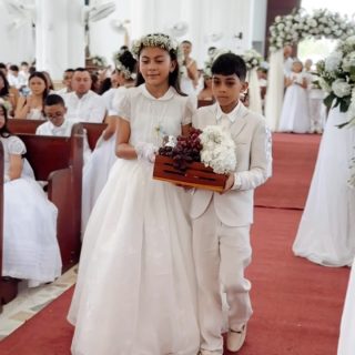 ✨ Con gran alegría, nuestra comunidad educativa celebró la Primera Comunión de los estudiantes del Liceo León de Greiff en la Parroquia San Antonio de Padua.
Un momento de fe y espiritualidad que fortalece el compromiso de seguir los pasos de Jesús. 🙏🤍

#primeracomunión #comunidadeducativa #feyesperanza #somoslilegre #liceoleóndegreiff