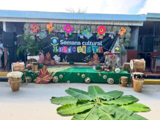 👑🥁 ¡Por orden de nuestras Reinas, queda inaugurada la fiesta! 🥁👑
La Semana Cultural arrancó con toda la alegría del Caribe y una apertura por lo alto: “Una estampa por las tradiciones del Caribe colombiano”.
El momento cumbre llegó con la Lectura del Bando, donde nuestras soberanas impusieron su ley: un decreto oficial para dejar las penas a un lado, encender los tambores, bailar cumbia y gozarse cada rincón de nuestra institución con puro sabor caribeño. 🌴💃✨
Un aplauso para toda la comunidad por vivir esta fiesta de identidad, talento y folclor. ¡Aquí se baila, se canta y se respeta la tradición! 🇨🇴👏
#lecturadelbando #semanacultural #reinas #TradicionesDelCaribe #orgullocaribe