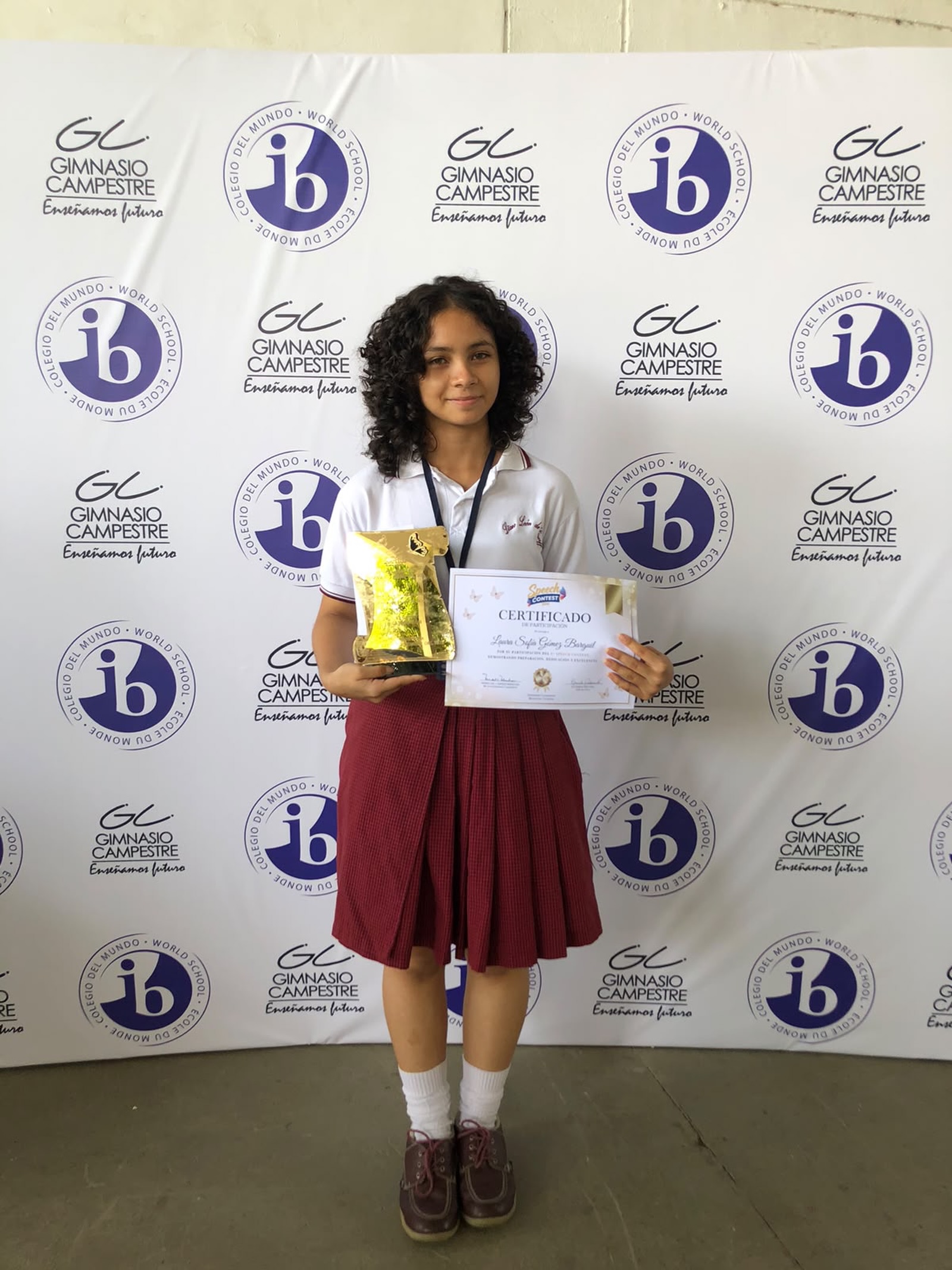 ¡El poder de la palabra nos llena de orgullo! 🎙️✨
Felicitamos de corazón a nuestra talentosa estudiante Laura Gómez, quien obtuvo el 1.ᵉʳ puesto en el Concurso Regional de Oratoria (Categoría B: grados 8.° y 9.°), organizado por el Gimnasio Campestre de Montería.
Su elocuencia, seguridad y dedicación dejaron en alto el nombre de nuestra institución en este importante escenario del debate y las ideas. 👏🏆🌟

#orgulloinstitucional #oratoria #talentojoven #montería #gimnasiocampestre