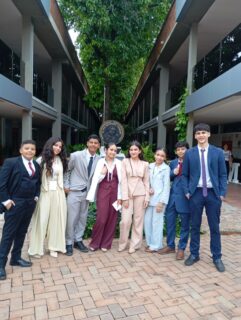 ¡Liderazgo, debate y excelencia que dejan huella! 🌍✨
Hoy concluyó la XX edición del Modelo de Naciones Unidas del Colegio Valle Grande, un espacio donde nuestros estudiantes demostraron pensamiento crítico, diplomacia y un gran compromiso global.
Aplaudimos la destacada representación de nuestra delegación:
🔹 Carlos Álvarez
🔹 Antonela Esquivia
🔹 Guadalupe Peñata
🔹 Ana López
🔹 James Díaz
🔹 Juan Diego Mestra
🔹 Samuel Ortiz
✨Juan Diego Mestra reconocimiento especial como Delegado revolucionario 
Queremos hacer un reconocimiento muy especial a:
🏅 Antonela Esquivia, quien obtuvo una Mención de Honor por su brillante participación en la Comisión de Seguridad y Conciliación.
🌟 James Díaz, galardonado con un bono especial gracias a su notable dinamismo y liderazgo durante las sesiones de debate.
¡Felicitaciones a todo el equipo por asumir el reto de debatir los temas que transforman el mundo! Nos llena de orgullo ver su crecimiento y entrega. 👏💙
#modeloonu #mun #orgulloinstitucional #liderazgojuvenil #colegiovallegrande