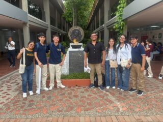 El pasado 8 de octubre, los estudiantes de undécimo grado Isabel Anaya, Thaliana Espitia, Horacio Tejada y Gabriel Zarur representaron al Liceo León de Greiff en el XXIX Encuentro Nacional y XXIII Encuentro Internacional de Semilleros de Investigación de la RedColsi, desarrollado en la Universidad del Sinú, Montería. 

Las directivas del Liceo León de Greiff, maestros, estudiantes y demas miembros de nuestra comunidad educativa, exaltan y felicitan el maravilloso trabajo realizado por estos jóvenes talentosos, quienes dejaron en alto el nombre de nuestra institución al presentar sus proyectos de investigación en curso.

Exhortamos a todos nuestros estudiantes a seguir por el camino de la investigación Formativa y la vocación científica.#somoslilegre #proyectos #semilleros #investigacion #liceoleóndegreiff