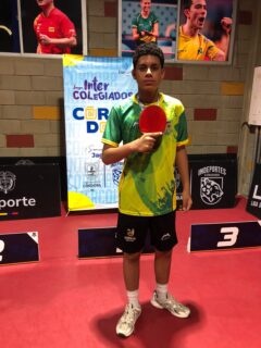 🏅 ¡Reconocimiento Deportivo: Bronce Departamental en Tenis de Mesa! 🏓
Felicitamos con gran entusiasmo a nuestro estudiante Camilo Vellojin, del grado 10° Alfa, por su destacada participación en la Fase Departamental de Tenis de Mesa, donde gracias a su esfuerzo y talento logró conquistar la Medalla de Bronce. 🥉
Su dedicación en la mesa de juego, sumada a su compromiso deportivo y académico, representan los valores que promovemos día a día.Extendemos este reconocimiento a su familia y entrenadores por acompañarlo en este camino de éxito.
¡Felicidades, Camilo! Sigues construyendo historia y llenándonos de #somoslilegre. 👏 @liceoleondegreiff