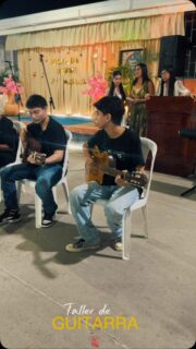 ¡Ritmo, pasión y mucho talento en las cuerdas! 🎸🔥 Así encendió el escenario el Taller de Guitarra en la Gran Noche de Talleres Musicales del Liceo León de Greiff. Acordes inolvidables y una actitud increíble de principio a fin. 🌟🎵 #músicaenelliceo #Guitarra #grannochemusical #liceoleóndegreiff